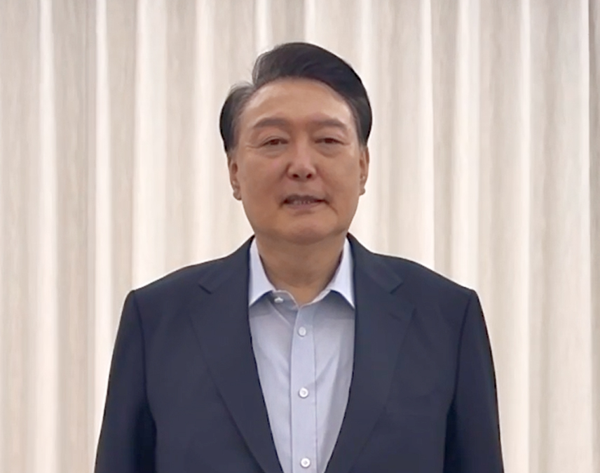 윤석열 대통령이 고위공직자범죄수사처와 경찰이 체포영장 재집행에 나선 15일 관저에서 촬영된 것으로 보이는 영상을 통해 '국민께 드리는 말씀' 제하의 대국민 담화를 발표하고 있다. /사진=대통령실 제공 영상 갈무리