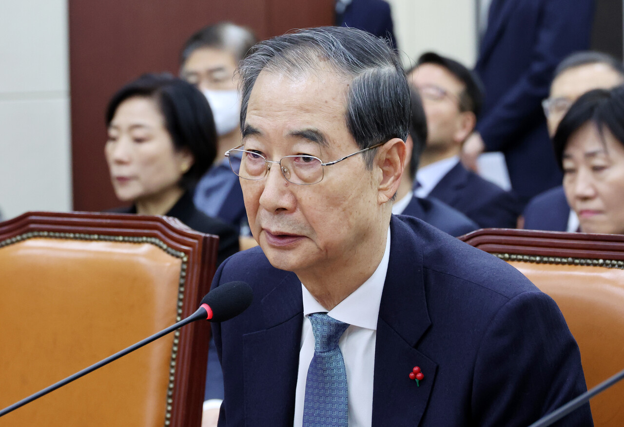 직무정지된 한덕수 국무총리가 15일 오후 서울 여의도 국회에서 열린 윤석열 정부의 비상계엄 선포를 통한 내란 혐의 진상규명 국정조사 특별위원회 제4차 전체회의에서 의원 질의에 답변하고 있다./사진=뉴시스