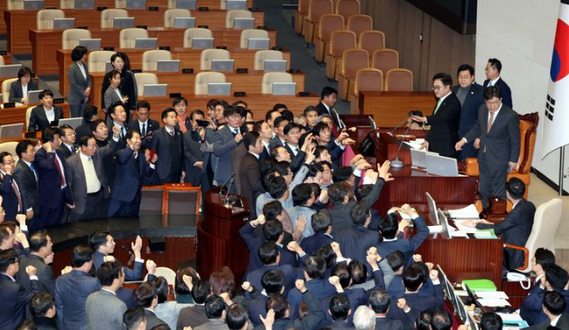우원식 국회의장이 27일 오후 서울 여의도 국회에서 열린 제420회국회(임시회) 제2차 본회의에서 국무총리(한덕수) 탄핵소추안을 상정하자 국민의힘 의원들이 단상을 점거하고 '원천무효' '국회의장 사퇴' 구호를 외치고 있다./사진=뉴시스