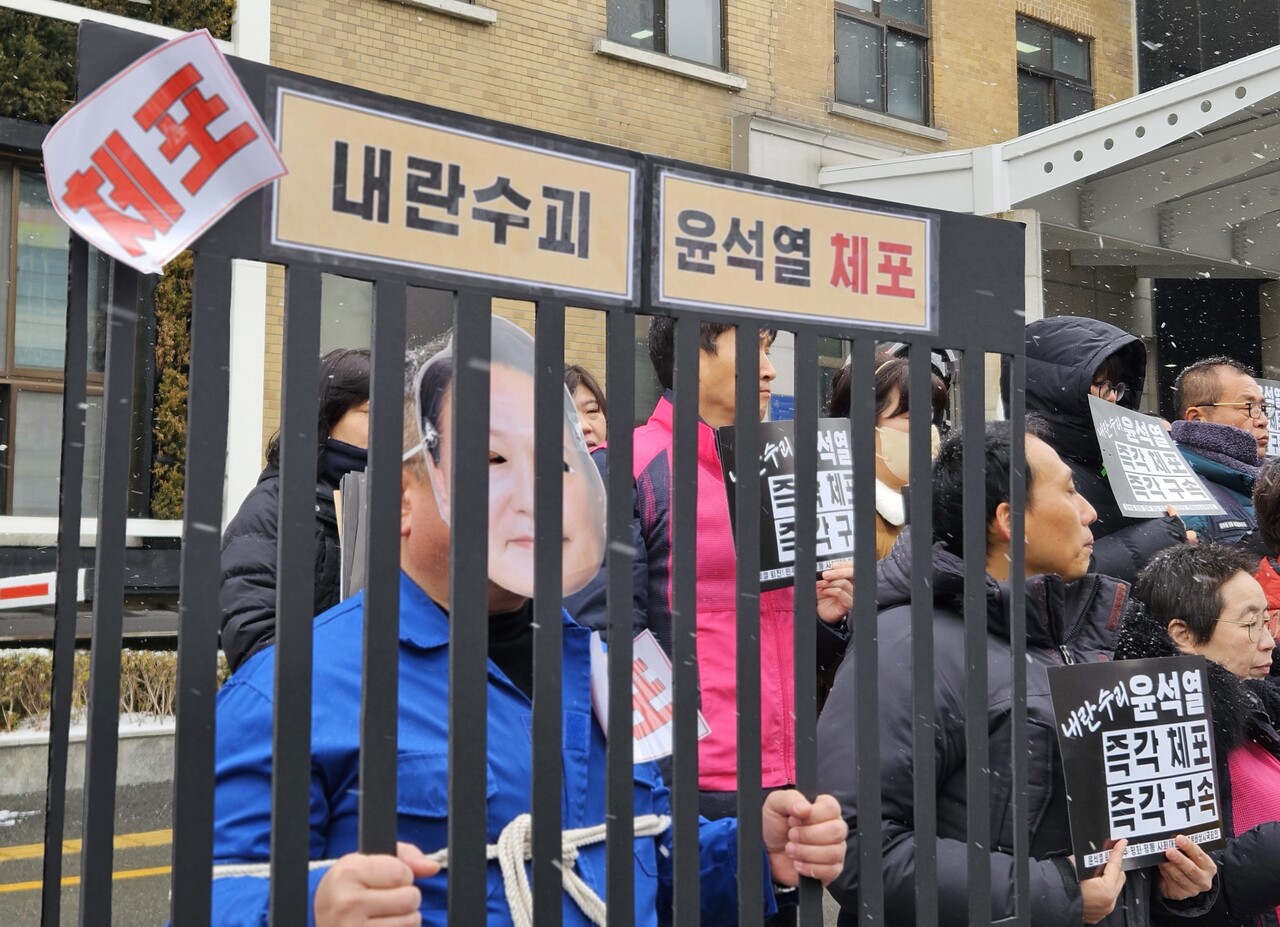 충북지역 52개 단체로 구성된 충북비상시국회의가 8일 청주시 상당구 문화동 충북도청 서문 앞에서 기자회견을 열고 윤석열 대통령의 즉각 체포 구속을 촉구하고 있다. 2025.01.08./자료사진=뉴시스