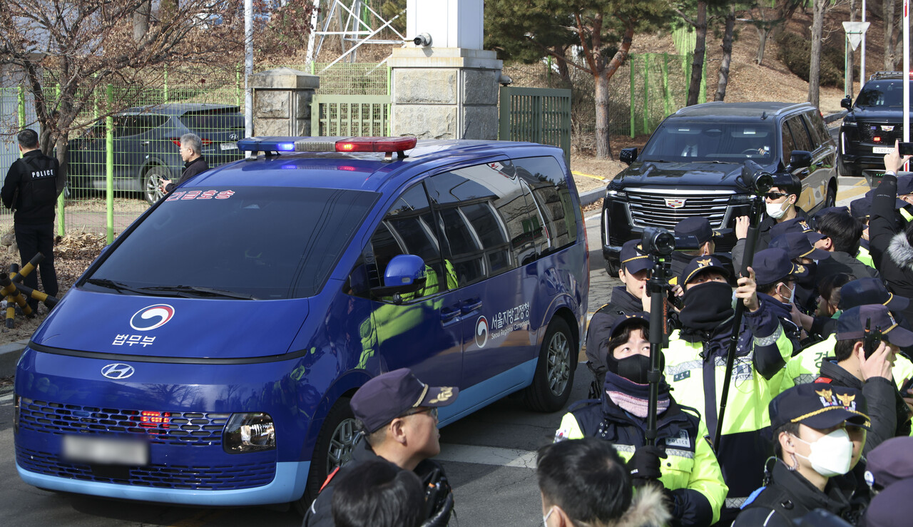 윤석열 대통령이 탑승한 차량 행렬이 18일 경기도 의왕시 서울구치소에서 나와 구속 전 피의자심문이 열리는 서울서부지법으로 향하고 있다. 2025.01.18/뉴시스