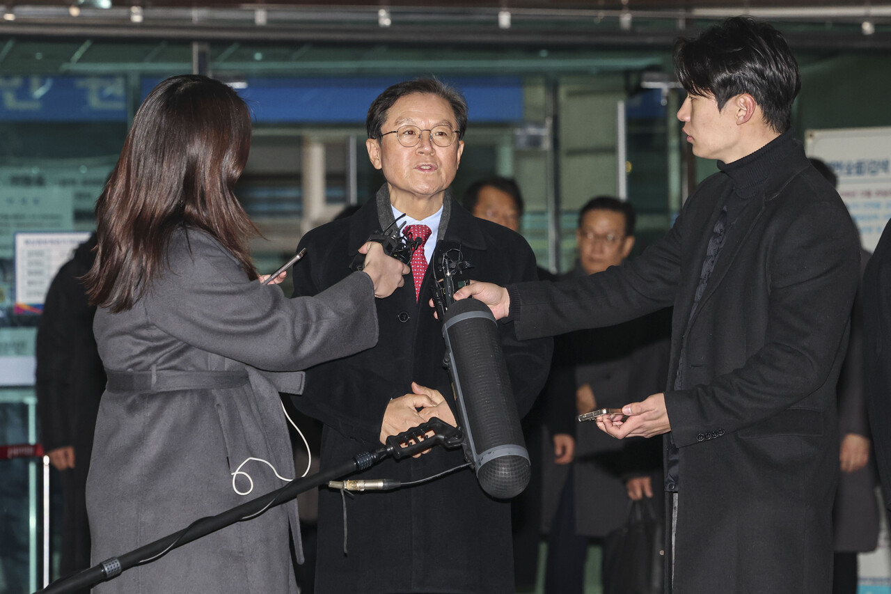 내란 수괴와 직권남용 등의 혐의를 받는 윤석열 대통령의 구속 전 피의자 심문(영장실질심사)이 종료된 18일 서울 마포구 서울서부지방법원에서 윤갑근 변호사가 질문에 답하고 있다. (공동취재) 2025.01.18. /뉴시스