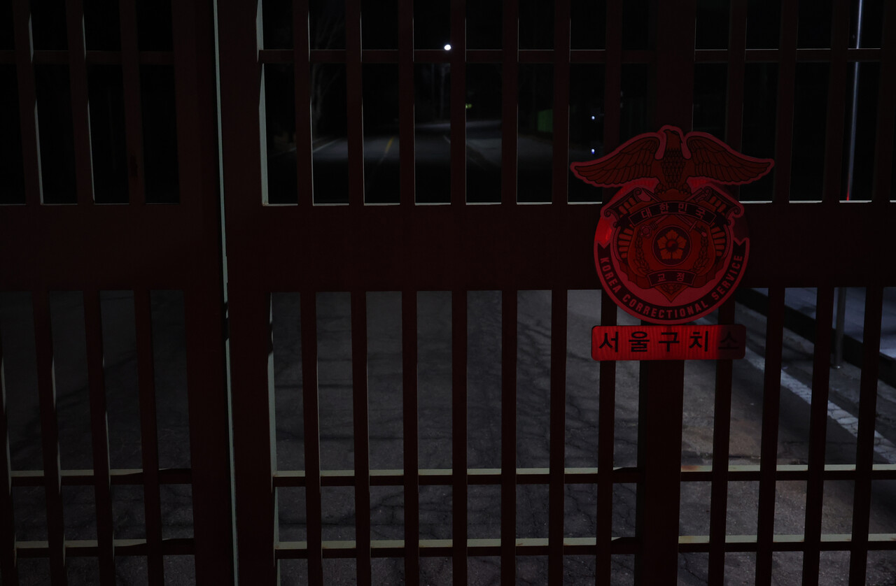 윤석열 대통령이 내란 우두머리 혐의로 구속됐다. 헌장사 첫 현직 대통령 구속이다. 19일 서울서부지방법원 차은경 부장판사는 내란 우두머리 및 직권남용권리행사방해 혐의를 받는 윤 대통령에 대해 구속영장을 발부했다. 사진은 윤 대통령이 구속되어 있는 경기도 의왕시 서울구치소. 2025.01.19./뉴시스