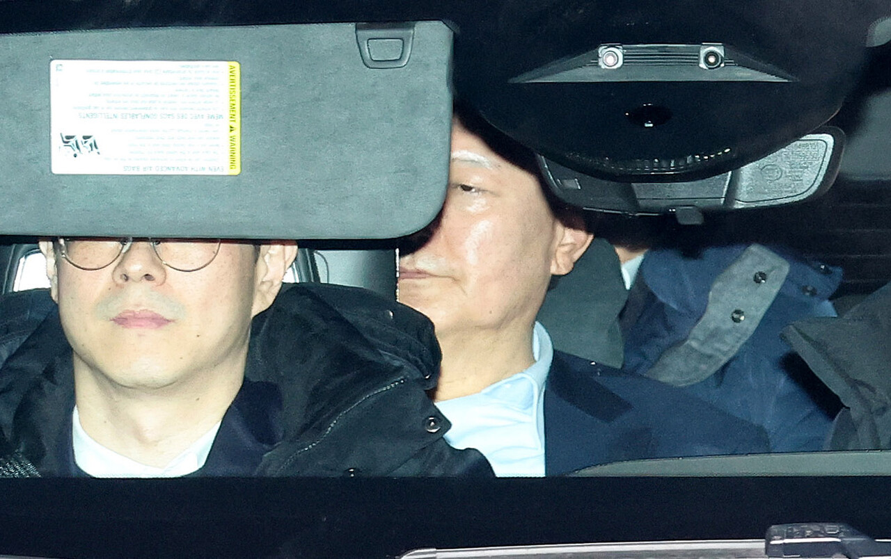 내란 우두머리와 직권남용 권리행사 방해 혐의로 공수처에 체포된 윤석열 대통령이 15일 경기도 과천 고위공직자범죄수사처(공수처)에서 조사를 마친 뒤 서울구치소로 향하고 있다. / 사진=뉴시스