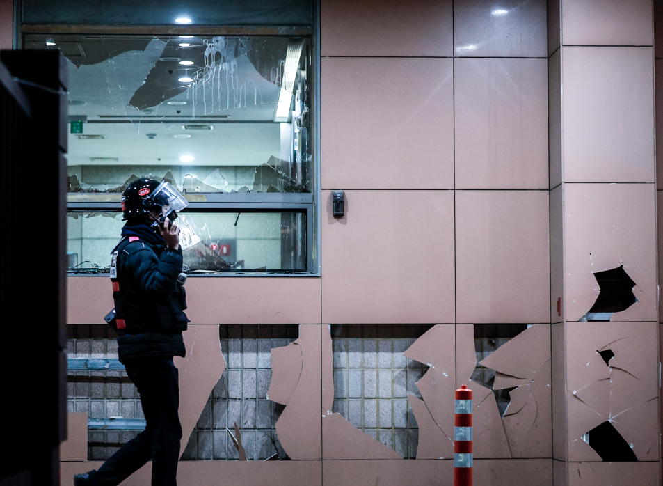 윤석열 대통령의 구속영장이 발부된 19일 서울 마포구 서울서부지방법원의 유리창이 윤 대통령 지지자들에 의해 파손되어 있다. / 사진=뉴시스