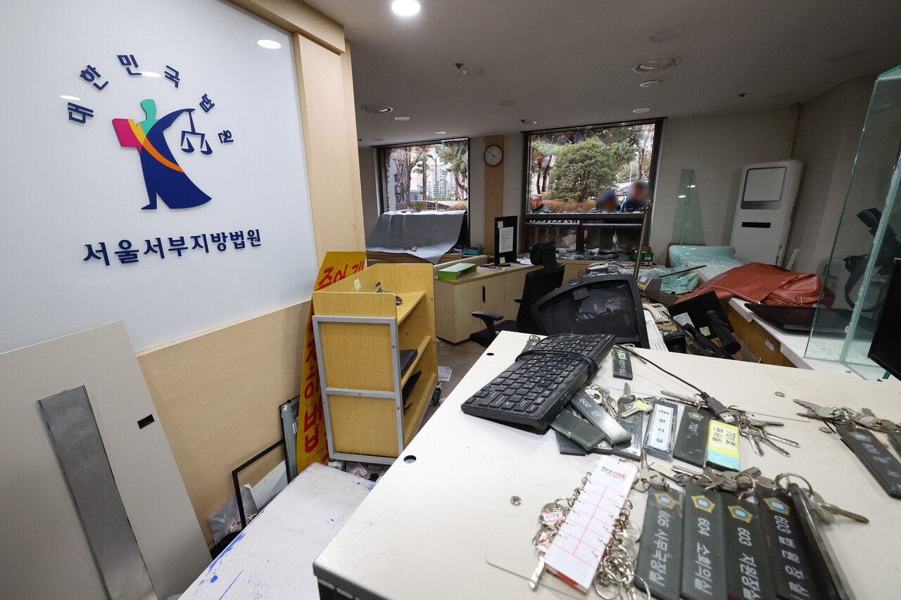 19일 오후 서울 마포구 서울서부지방법원의 시설들이 윤석열 대통령 지지자들의 난입으로 파손돼 있다. 2025.01.19./뉴시스