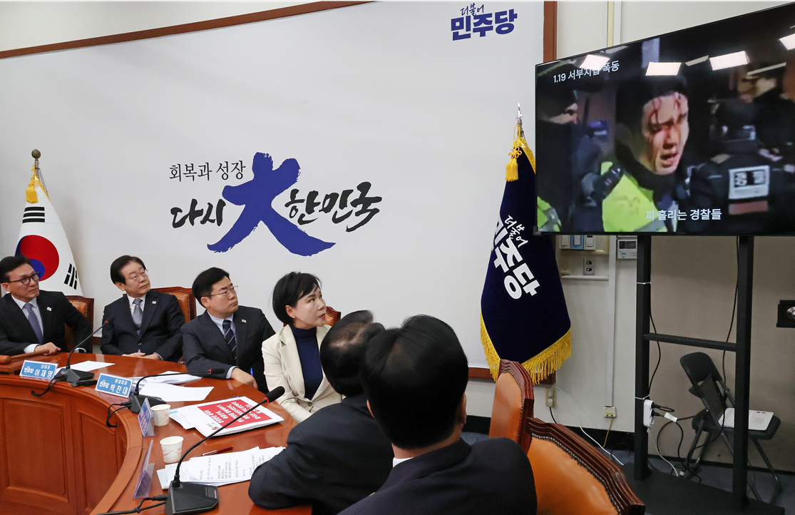 서부지법 폭동 사태 영상 보는 민주당 지도부/사진=뉴시스