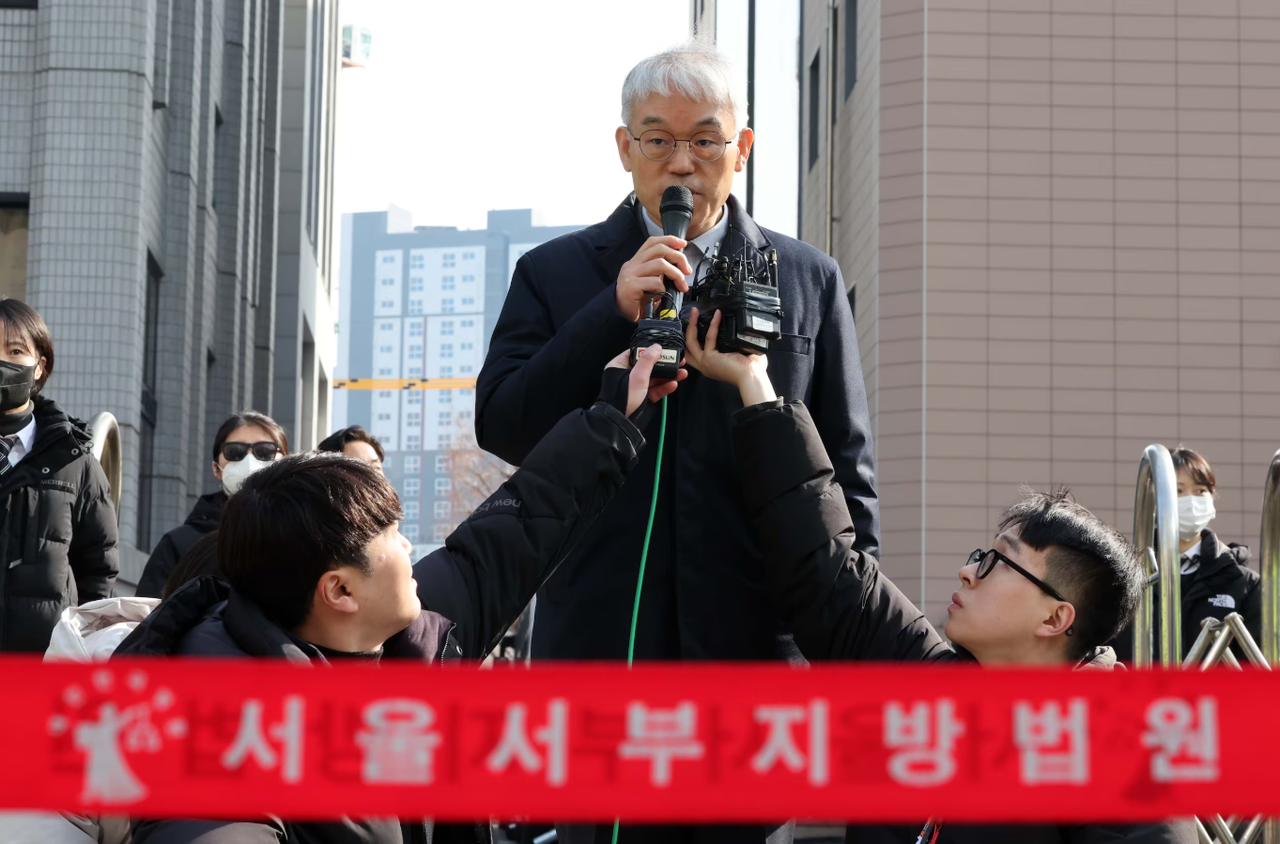 20일 경찰에 따르면 경찰은 서부지법과 헌법재판소 내외부에서 발생한 불법 행위로 총 90명을 현행범으로 체포했으며 19개 경찰서가 수사 중이다. 지난 19일 오전 서울서부지방법원에 방문해 사건현장을 둘러본 천대엽 법원행정처장이 기자들과 이야기하고 있다 / 사진 = 뉴시스