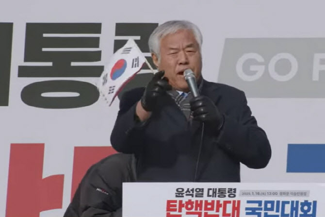 20일 경찰에 따르면 경찰은 서부지법과 헌법재판소 내외부에서 발생한 불법 행위로 총 90명을 현행범으로 체포했으며 19개 경찰서가 수사 중이다.. 18일 오후 '윤석열 대통령 탄핵 반대 국민대회'에서 발언 중인 전광훈 사랑제일교회 목사 / 사진 = 전광훈TV 유튜브 갈무리