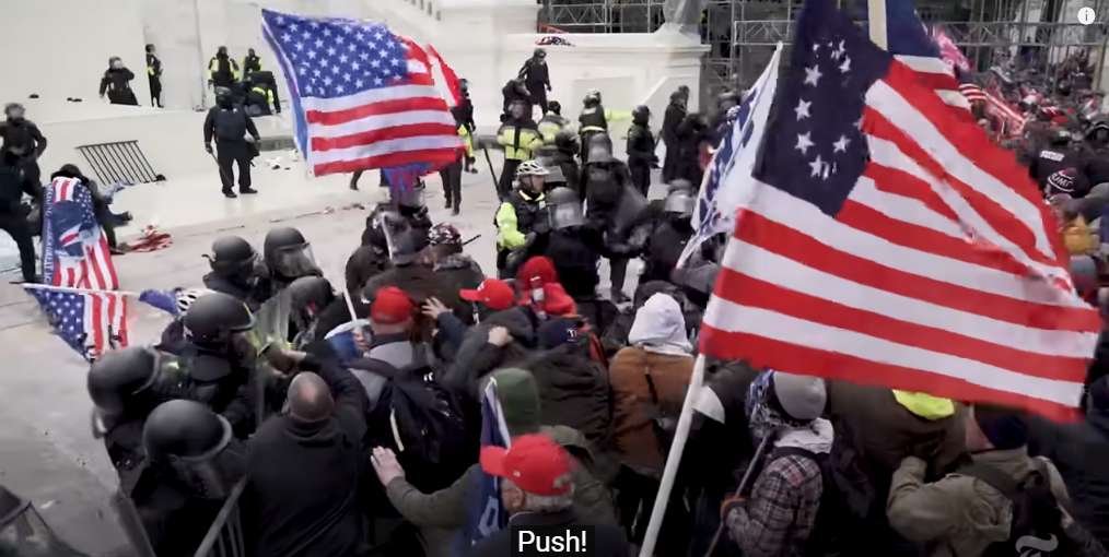 2021년 1월 6일 미국 연방 의사당을 진입을 위해 경찰과 몸싸움을 벌이는 트럼프 지지자들 / 사진 = NEWYORKTIMES 유튜브 갈무리