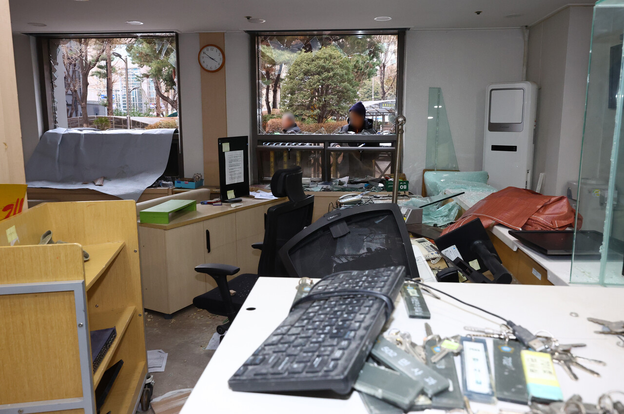  19일 오후 서울 마포구 서울서부지방법원의 시설들이 윤석열 대통령 지지자들의 난입으로 파손돼 있다/사진=뉴시스