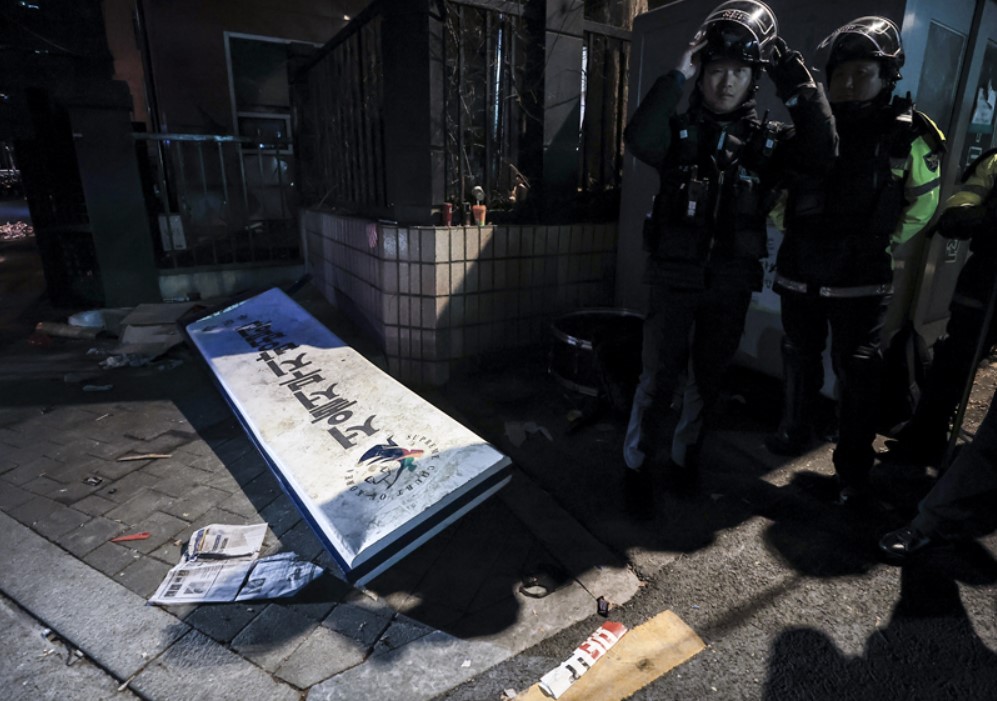  윤석열 대통령의 구속영장이 발부된 19일 서울 마포구 서울서부지방법원의 현판이 윤 대통령 지지자들에 의해 파손되어 있다. /사진=뉴시스