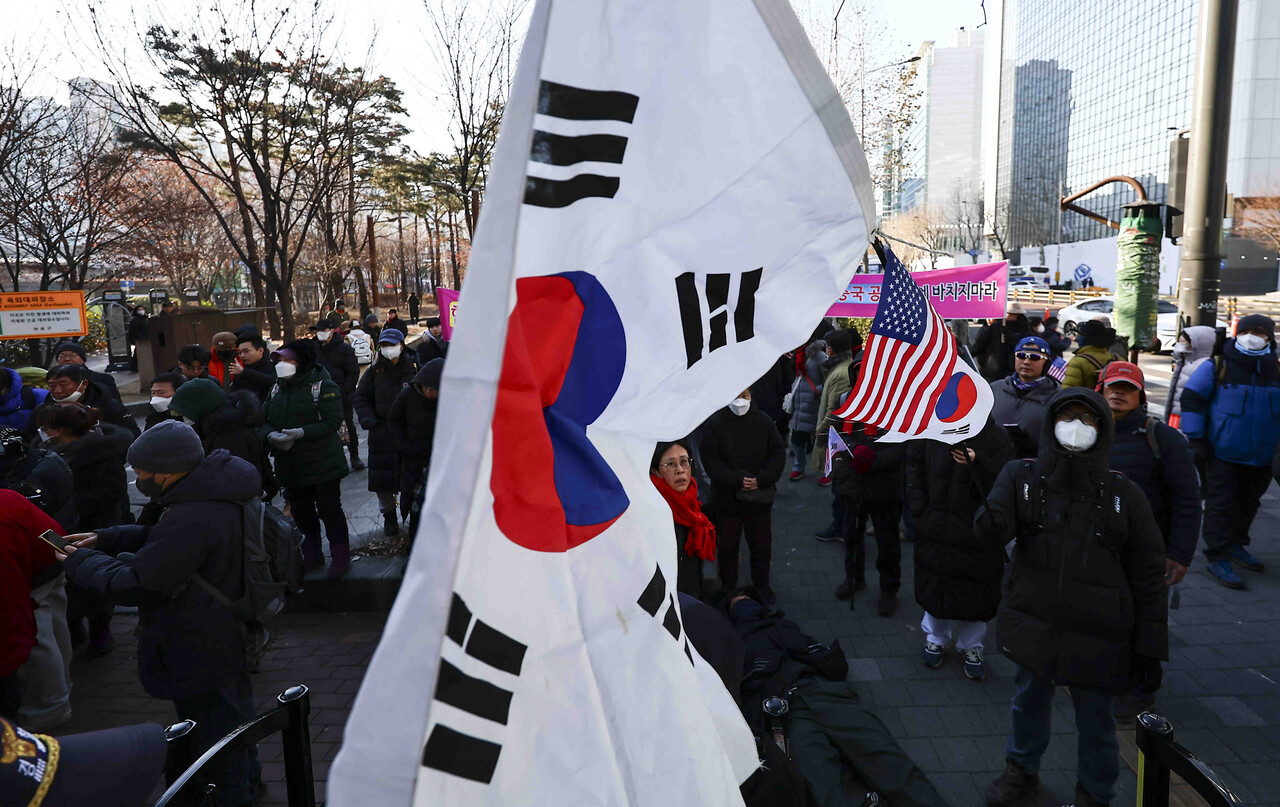 경찰 강제해산 과정에서 尹 대통령 한 지지자들이 18일 서울 마포구 서울서부지방법원 앞에서 규탄 구호를 외치고 있다. 2025.01.18./뉴시스