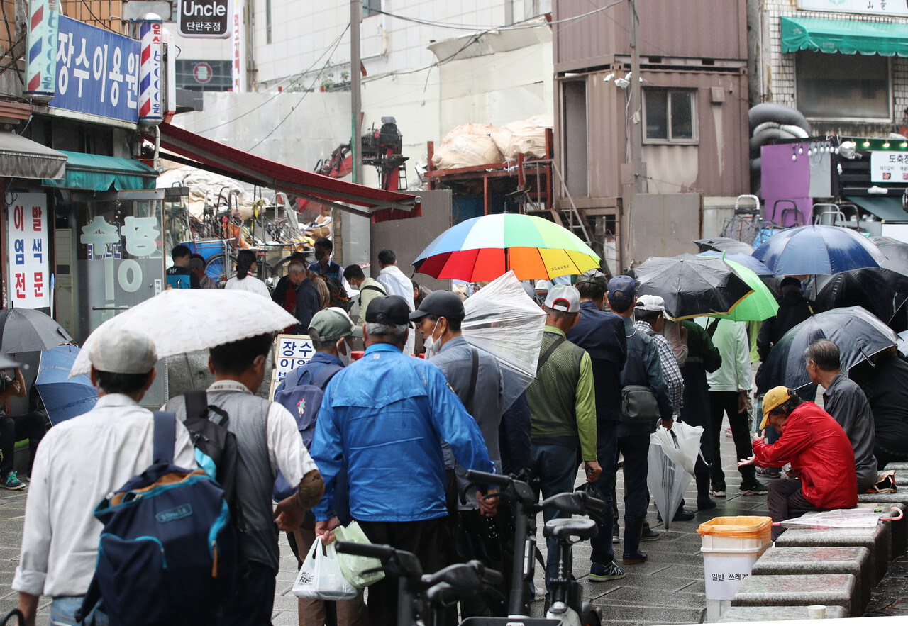 지난해 9월말 서울 종로구 탑골공원 원각사 노인 무료급식소에서 어르신들이 점심식사를 하기 위해 줄을 서고 있다 / 사진=뉴시스