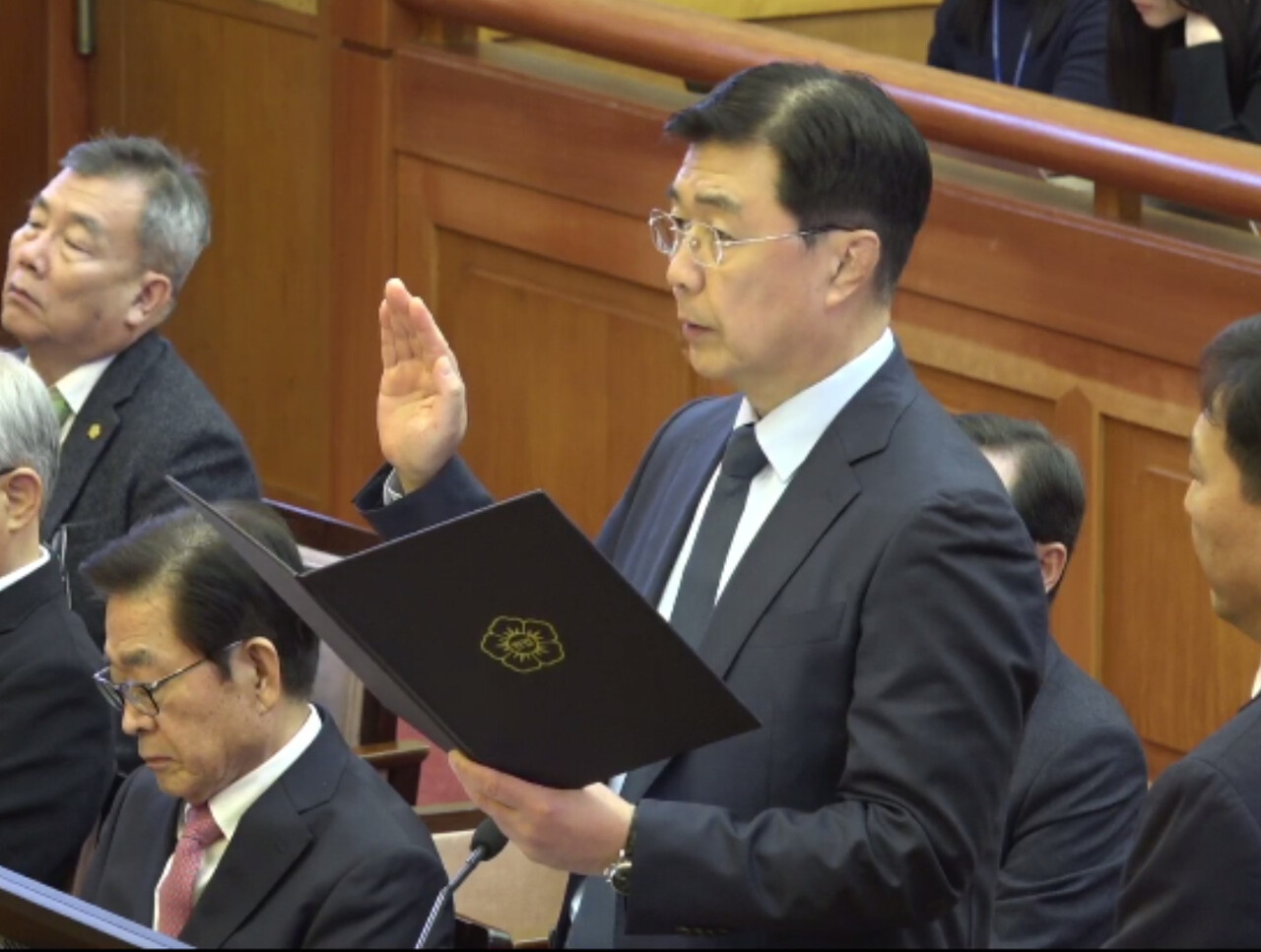  홍장원 전 국가정보원 제1차장이 4일 서울 종로구 헌법재판소에서 열린 윤석열 대통령 탄핵심판 5차 변론기일에 증인으로 출석해 증인선서를 하고 있다./사진=뉴시스