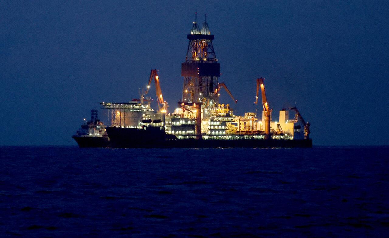 경북 포항 앞바다 심해에 매장된 약 140억 배럴 규모의 석유와 천연가스를 채취하기 위해 웨스트 카펠라호가 시추 작업을 하고 있다. /뉴시스