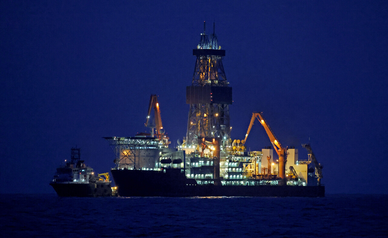 경북 포항 앞바다 심해에 매장된 약 140억 배럴 규모의 석유와 천연가스를 채취하기 위해 웨스트 카펠라호가 시추 작업을 하고 있다. /뉴시스