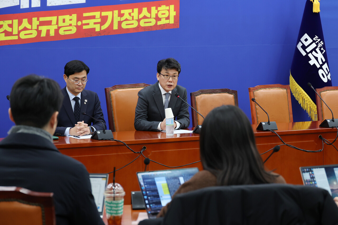 진성준(오른쪽) 더불어민주당 정책위의장이 2월 6일 서울 여의도 국회에서 열린 정책 현안 간담회에서 발언하고 있다. 왼쪽은 이정문 정책위 수석부의장. / 사진=뉴시스