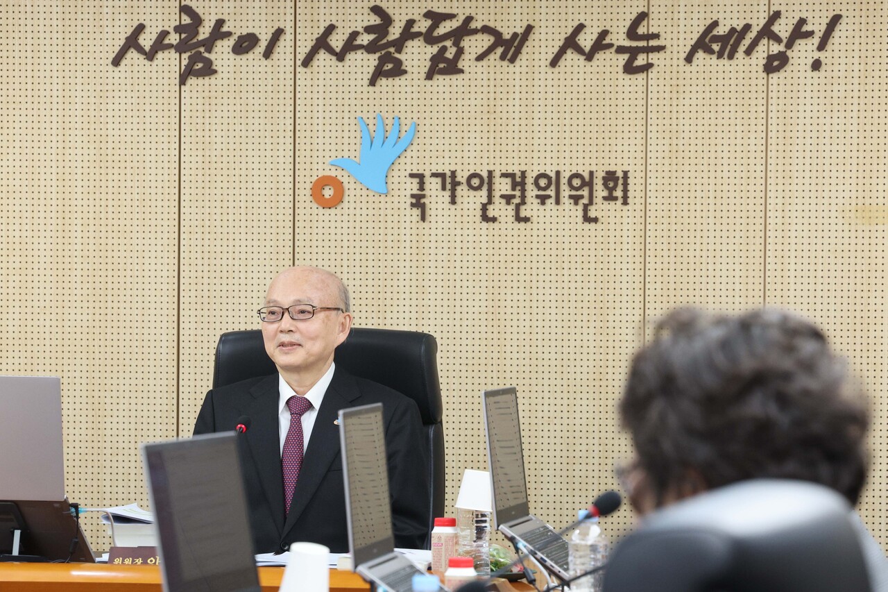 안창호 국가인권위원회 위원장이 10일 오후 서울 중구 인권위에서 열린 2차 전원위원회에서 발언하고 있다./사진=뉴시스