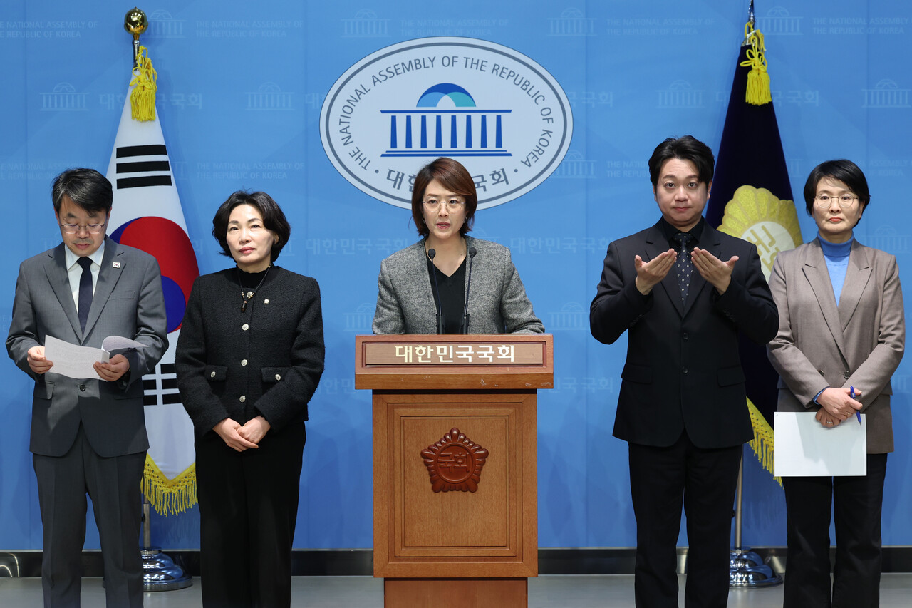  고민정 더불어민주당 인권위원장이 10일 오후 서울 여의도 국회 소통관에서 열린 윤석열 비호하는 인권위 규탄 기자회견에서 발언하고 있다. /.사진=뉴시스