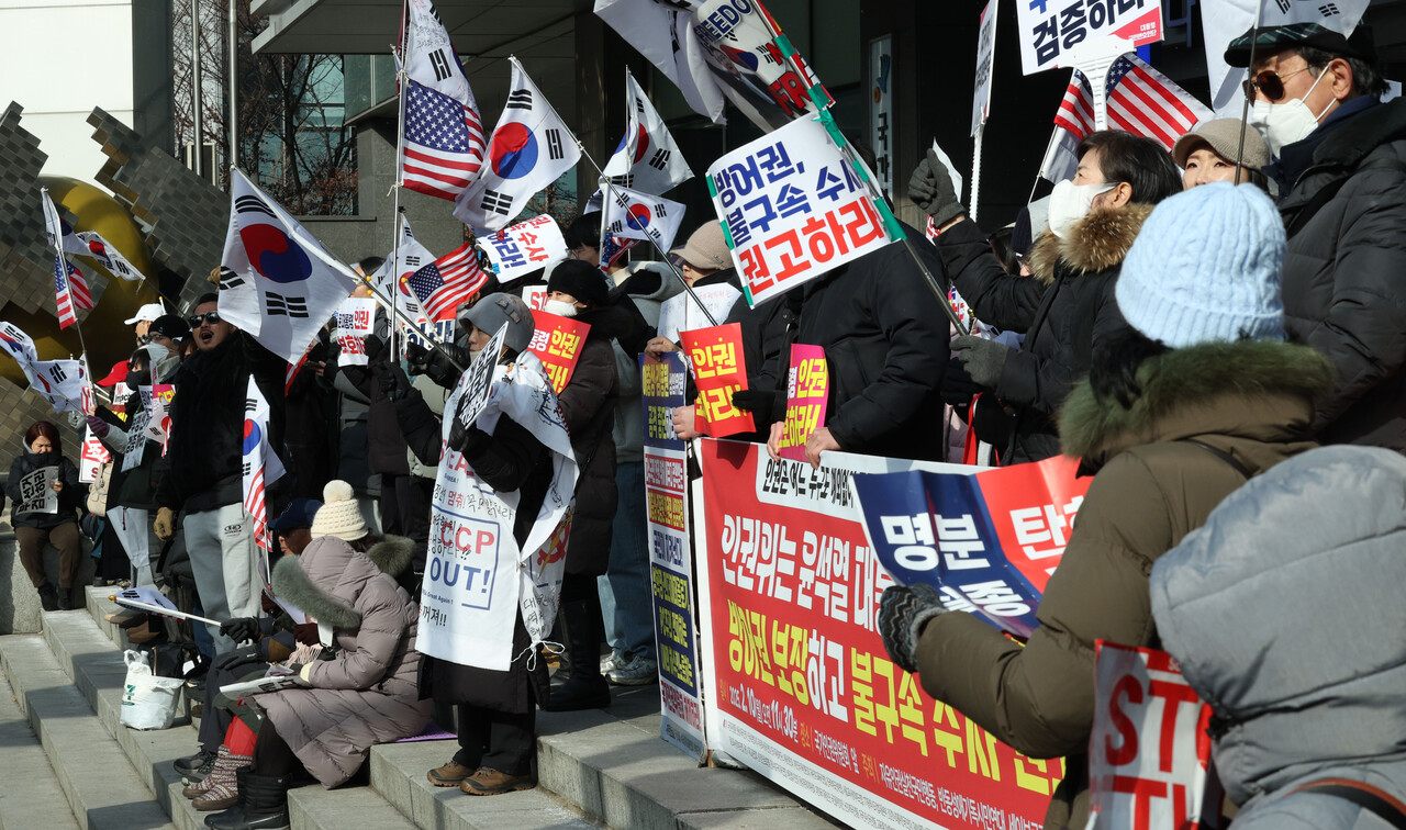 국가인권위원회 제2차 전원위원회가 열린 10일 서울 중구 국가인권위원회 앞에서 윤석열 대통령 지지자들이 탄핵심판 방어권 보장 안건 통과를 촉구하는 기자회견을 하고 있다./사진=뉴시스