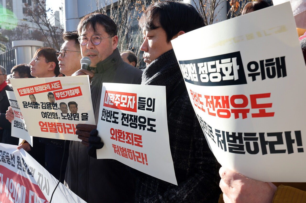 진영종 참여연대 공동대표가 26일 서울 서대문구 경찰청 국가수사본부 앞에서 평화와 연대를 위한 접경지역 주민·종교·시민사회 연석회의, 자주통일평화연대, 윤석열즉각퇴진·사회대개혁 비상행동 주최로 열린 윤석열 대통령, 김용현 전 국방부 장관, 여인형 국군방첩사령관, 노상원 전 정보사령관 외환죄 혐의 고발 기자회견에서 발언하고 있다. 2024.12.26./뉴시스