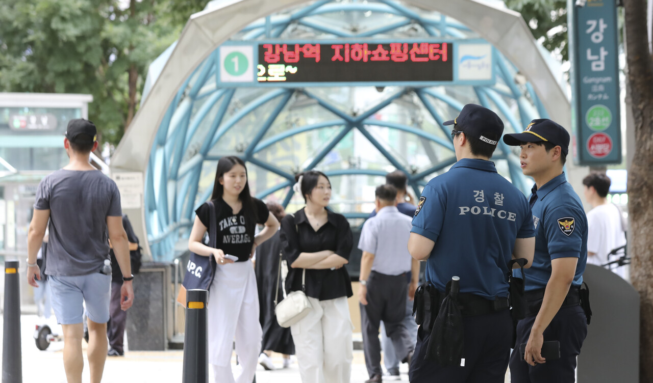  '묻지마 칼부림' 사건 발생으로 시민들의 불안감이 커지고 있는 7일 서울 강남구 강남역 인근에서 경찰관들이 순찰을 하고 있다. 2023.08.07. /사진=뉴시스
