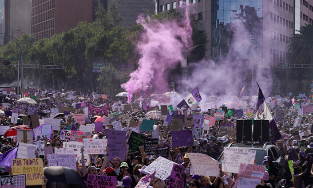 세계 여성의 날인 8일(현지시간) 멕시코 수도 멕시코시티에서 멕시코 여성들이 각종 손팻말을 들고 '여성을 향한 폭력 반대' 시위에 참여해 행진하고 있다. 2023.03.09./사진=멕시코시티=AP/뉴시스