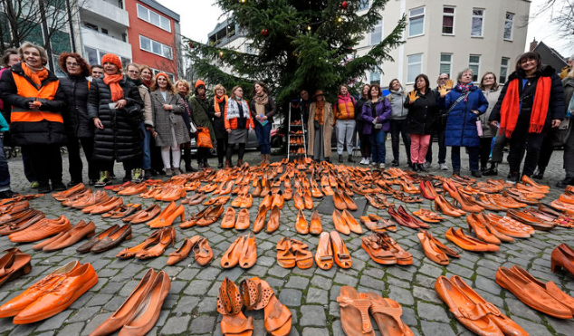  25일(현지시각) 독일 쾰른에서 여성 권리 운동가들이 ‘오렌지 데이’ 기간을 맞아 여성 폭력 희생자들을 기리는 오렌지색 신발을 보도에 놓고 집회하고 있다. '오렌지 데이'는 '세계 여성 폭력 추방의 날'을 시작으로 12월 10일 '세계 인권의 날'까지 이어지는 16일간의 폭력 추방 운동 기간을 말한다. 이 기간에 폭력 없는 세상을 상징하는 오렌지색을 사용해 여성 폭력의 심각성을 알리고, 이를 해결하기 위한 사회적 관심과 행동을 촉구하는 활동이 펼쳐진다. 2024.11.26./사진=쾰른=AP/뉴시스