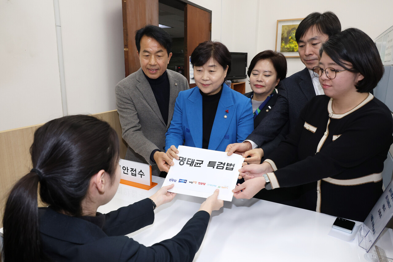 야6당 의원들이 11일 오후 서울 여의도 국회에서 명태균 특검법을 의안과에 접수하고 있다. 왼쪽부터 윤종오 진보당 원내대표, 서영교 더불어민주당 명태균 게이트 진상조사단장, 정춘생 조국혁신당 원내수석부대표, 한창민 사회민주당 대표, 용혜인 기본소득당 대표. /사진=뉴시스