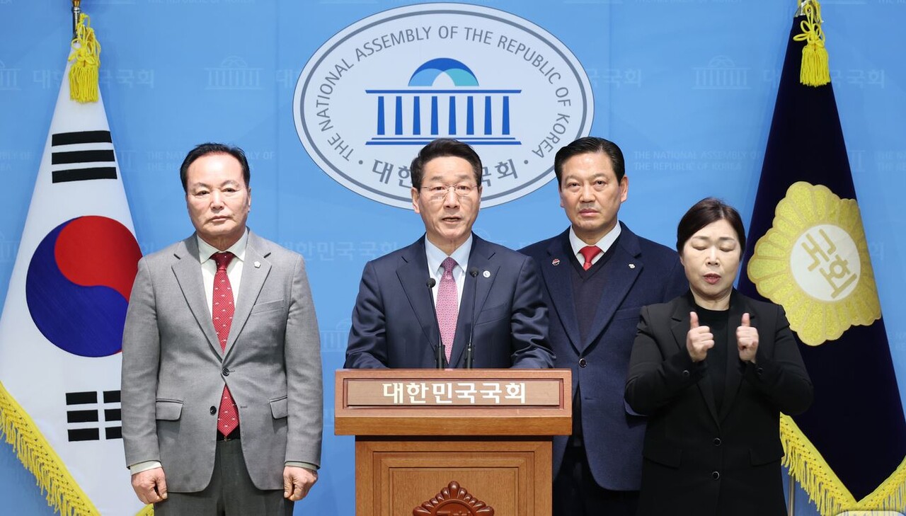 대한민국 시도지사협의회장인 유정복 인천시장이 4일 오후 서울 여의도 국회 소통관에서 분권형 헌법 게정안 관련 기자회견을 하고 있다. 2025.3.4