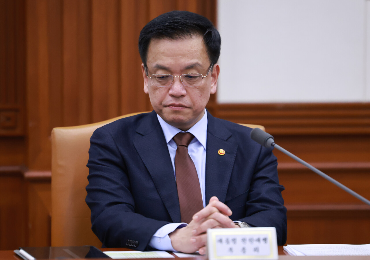 최상목 대통령 권한대행 부총리 겸 기획재정부 장관이 5일 정부서울청사에서 열린 '국정현안관계장관회의 겸 경제관계장관회의 겸 산업경쟁력강화관계장관회의'에서 김병환 금융위원장의 발언을 경청하고 있다. (대통령실통신사진기자단) 2025.03.05.