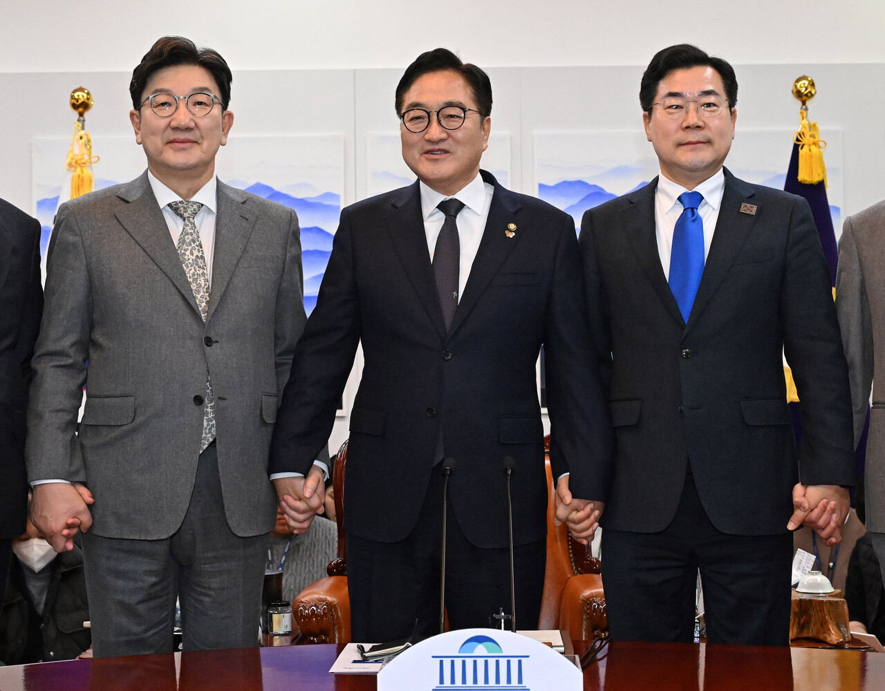  우원식 국회의장과 국민의힘 권성동·더불어민주당 박찬대 원내대표가 6일 서울 여의도 국회 의장실에서 열린 여야협의회에 앞서 기념촬영을 하고 있다./사진=뉴시스