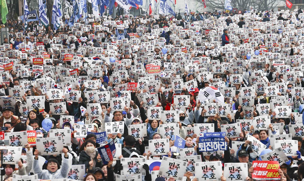 이재명 더불어민주당 대표 등 야5당 대표들과 참석자들이 1일 서울 종로구 안국역 인근에서 열린 3.1절 야5당 공동 내란종식 및 민주헌정수호를 위한 윤석열 파면 촉구 범국민대회에서 구호를 외치고 있다. /사진=뉴시스