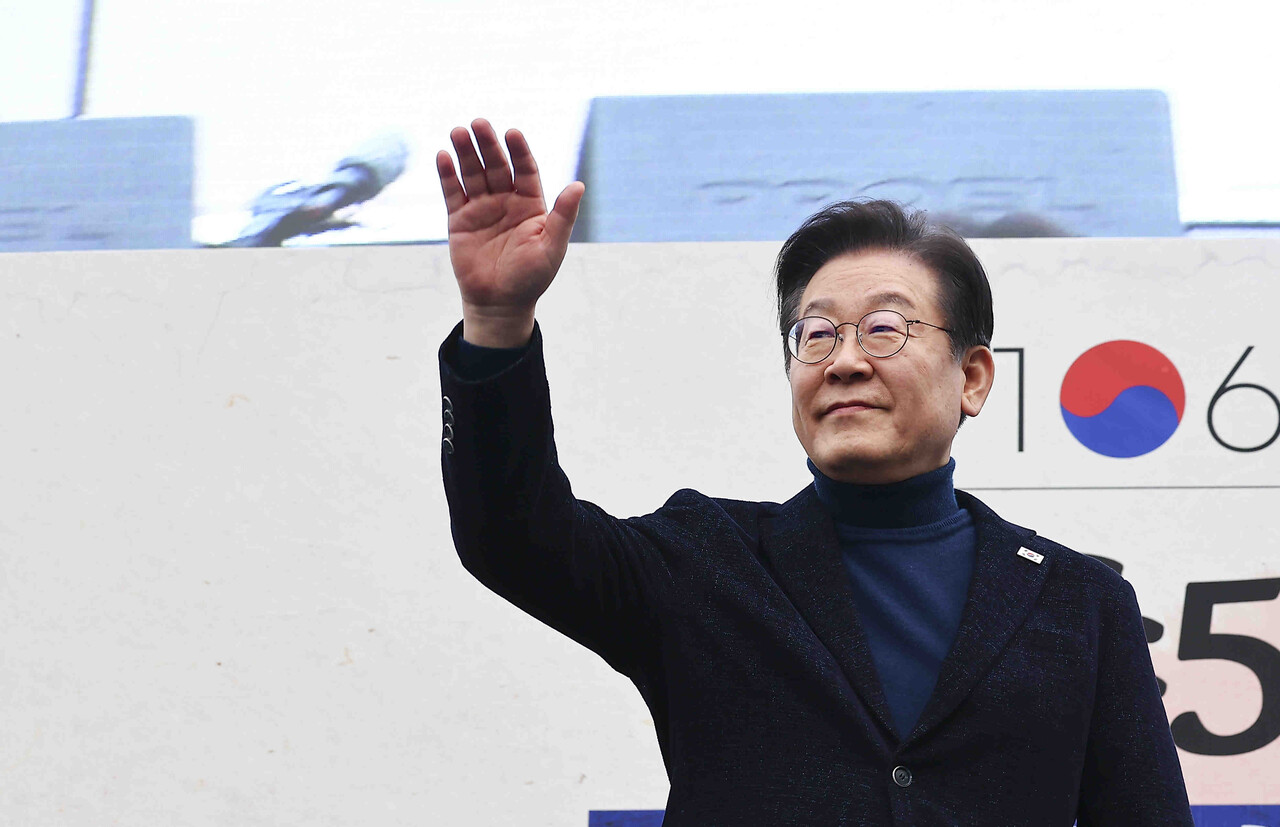  이재명 더불어민주당 대표가 1일 서울 종로구 안국역 인근에서 열린 야5당 공동 내란종식 및 민주헌정수호를 위한 윤석열 파면 촉구 범국민대회에서 인사하고 있다. /.사진=뉴시스