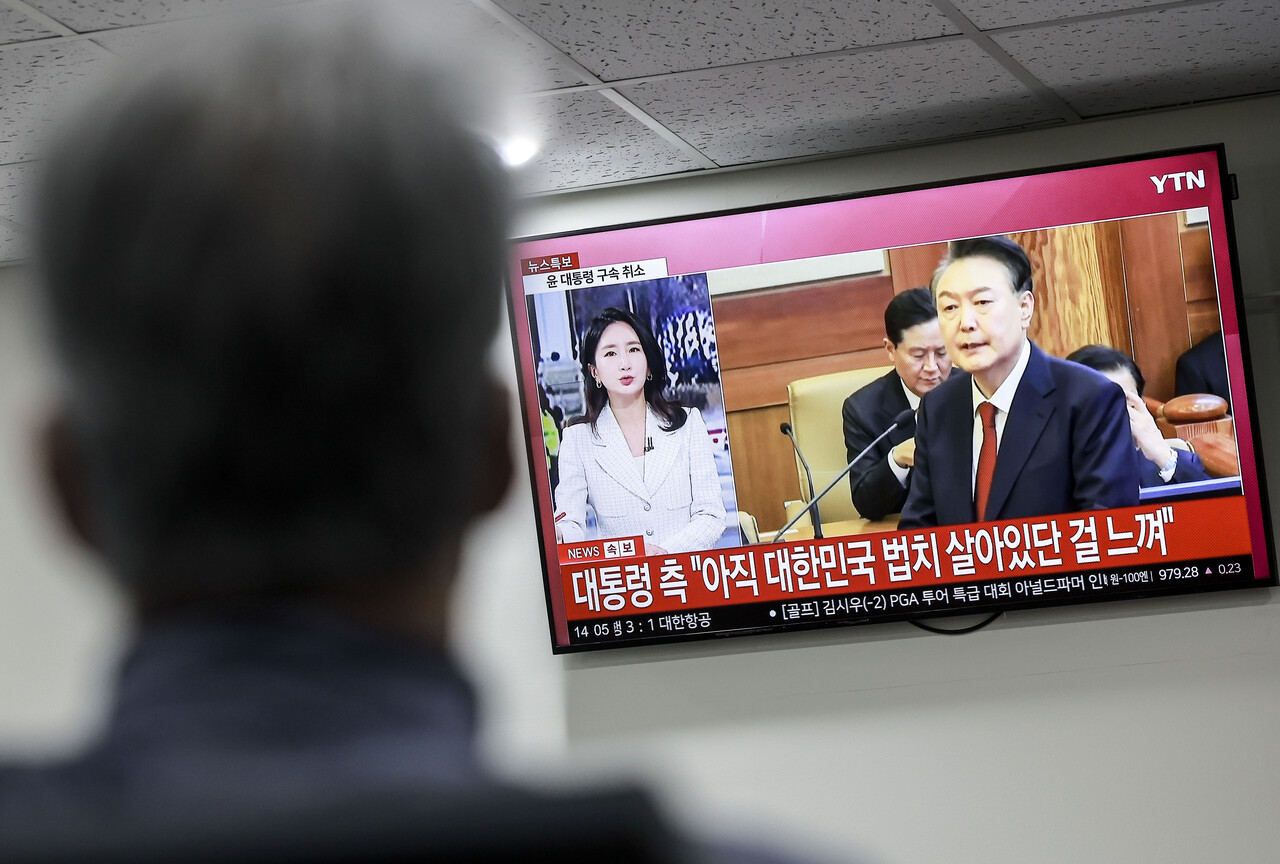 법원이 윤석열 대통령에 대한 구속취소 청구를 인용한 가운데 7일 서울시내 대형병원에 설치된 모니터에 관련 뉴스가 나오고 있다./사진=뉴시스