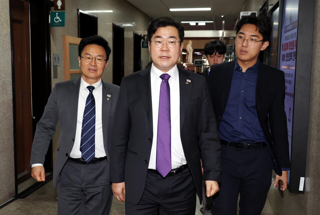 박찬대 더불어민주당 원내대표가 7일 오후 서울 여의도 국회 원내대표실에서 열린 '윤석열 대통령 구속 취소' 인용 관련 긴급대책회의에 참석하기 위해 이동하고 있다 / 사진=뉴시스