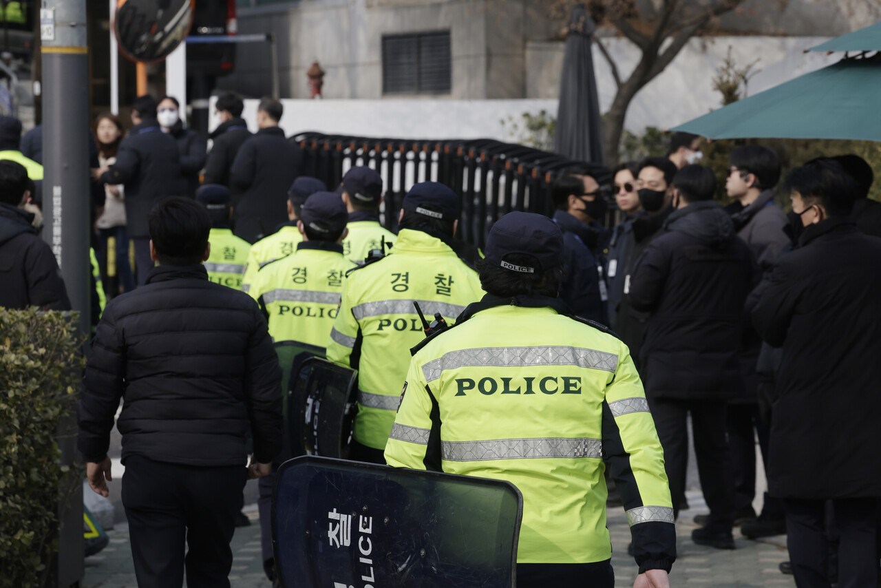 7일 서울 용산구 한남동 대통령 관저 인근에 경찰이 배치되고 있다./ 사진=뉴시스