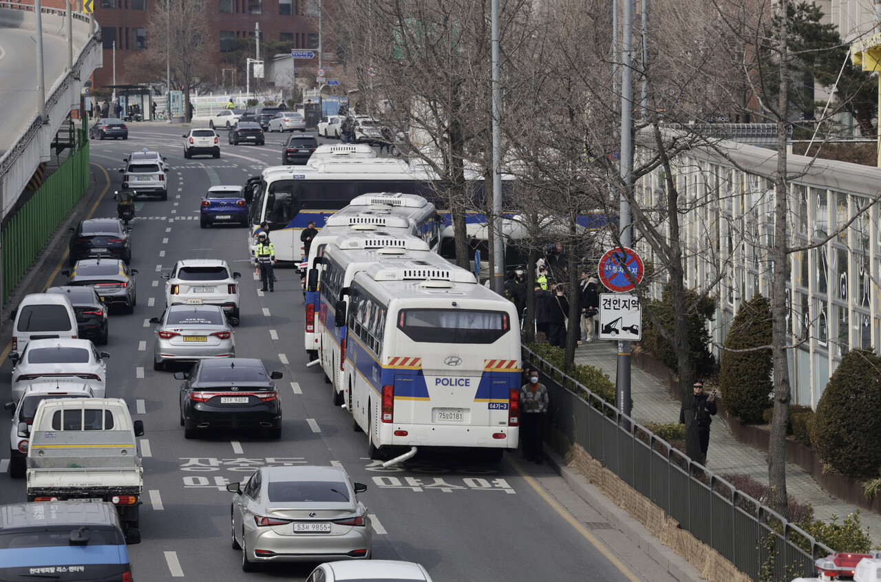 법원이 윤석열 대통령의 구속취소 청구를 인용한 7일 서울 용산구 한남동 대통령 관저 인근에 경찰이 배치되고 있다. / 사진=뉴시스