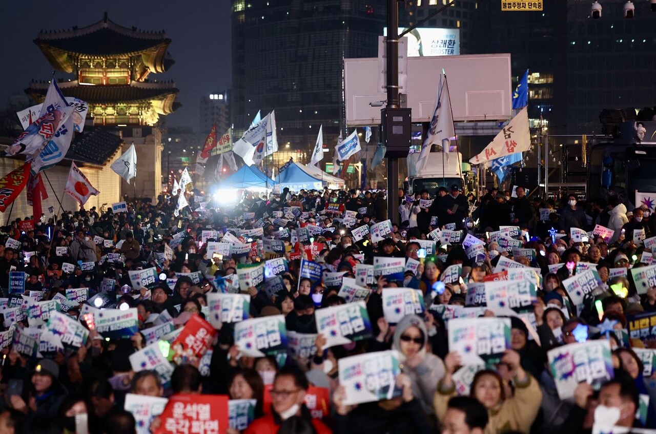 9일 오후 서울 종로구 경복궁역 4번출구 인근에서 열린 ‘윤석열즉각퇴진·사회대개혁 비상행동 탄핵 촉구 집회‘에서 참석자들이 구호를 외치고 있다. 2025.03.09. /뉴시스