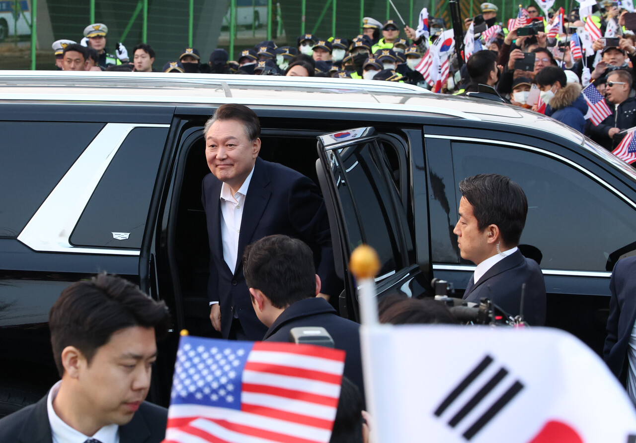 석방된 윤석열 대통령이 8일 오후 서울 용산구 한남동 관저 입구에서 지지자들에게 인사하기 위해 차에서 내리고 있다. (사진=뉴시스)