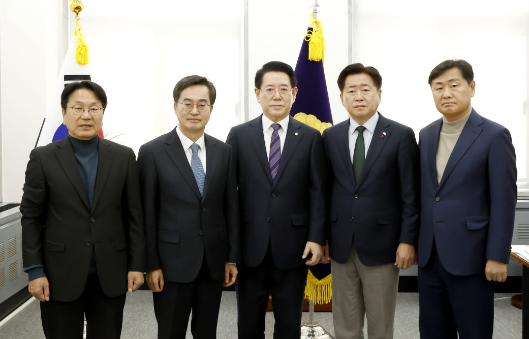 더불어민주당 소속 5명의 시·도지사는 10일 헌법재판소에 국민의 명령에 따라 윤석열에 대한 파면 결정을 신속하게 내려줄 것을 강력히 촉구했다./사진=더불어민주당