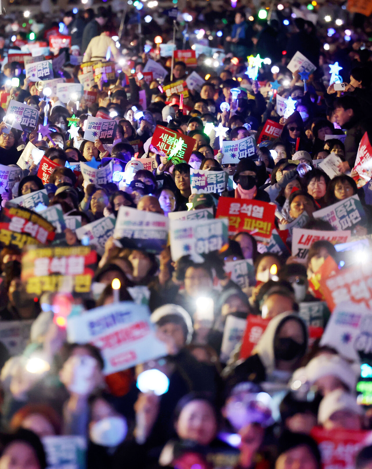 11일 오후 서울 종로구 경복궁 동십자각에서 열린 윤석열즉각퇴진·사회대개혁 비상행동 주최 윤석열 대통령 파면 촉구 집회에서 참석자들이 구호를 외치고 있다. 2025.03.11./뉴시스