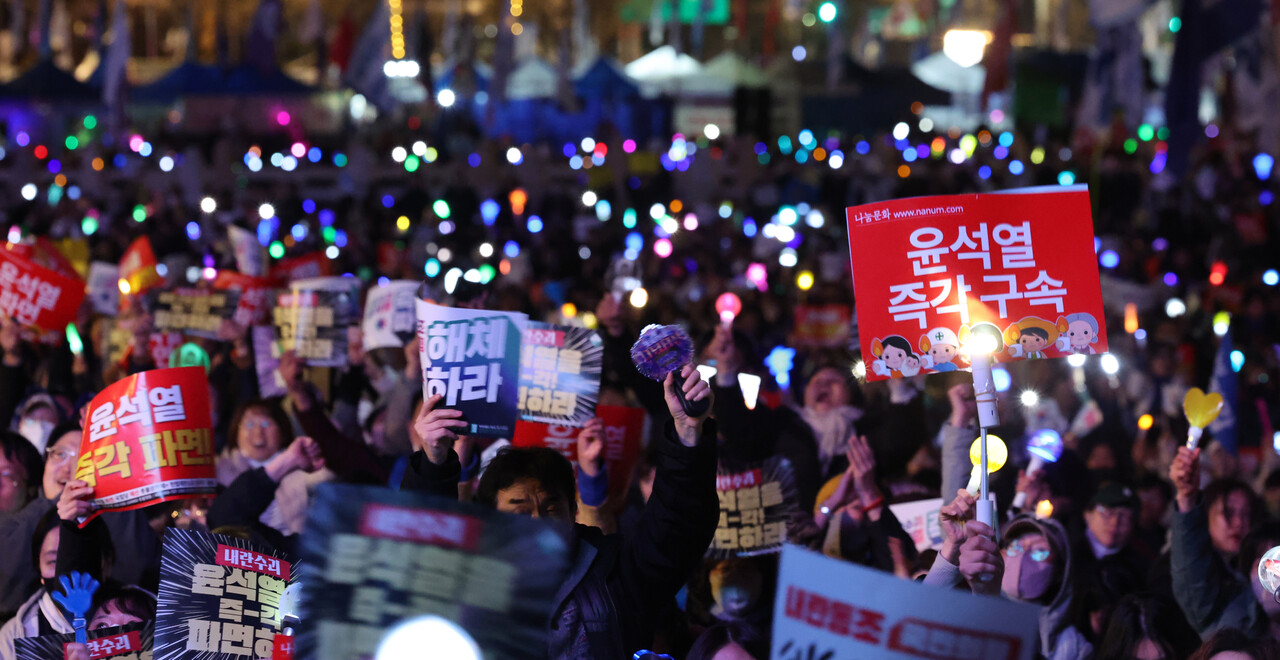 윤석열즉각퇴진·사회대개혁비상행동과 야5당 등 집회 참석자들이 14일 서울 종로구 광화문 일대에서 윤석열 대통령 탄핵을 촉구하는 집회를 하고 있다. 2025.03.14./뉴시스