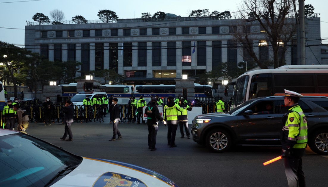 윤석열 대통령 탄핵 심판 선고일 발표가 임박한 14일 오후 서울 종로구 헌법재판소 앞 경비가 삼엄하게 이뤄지고 있다. 2025.03.14. /뉴시스