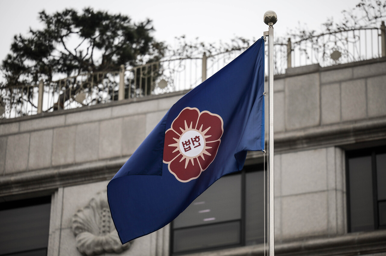 윤석열 대통령 탄핵심판 사건의 첫 변론기일을 하루 앞둔 13일 서울 종로구 헌법재판소에서 깃발이 휘날리고 있다./사진=뉴시스