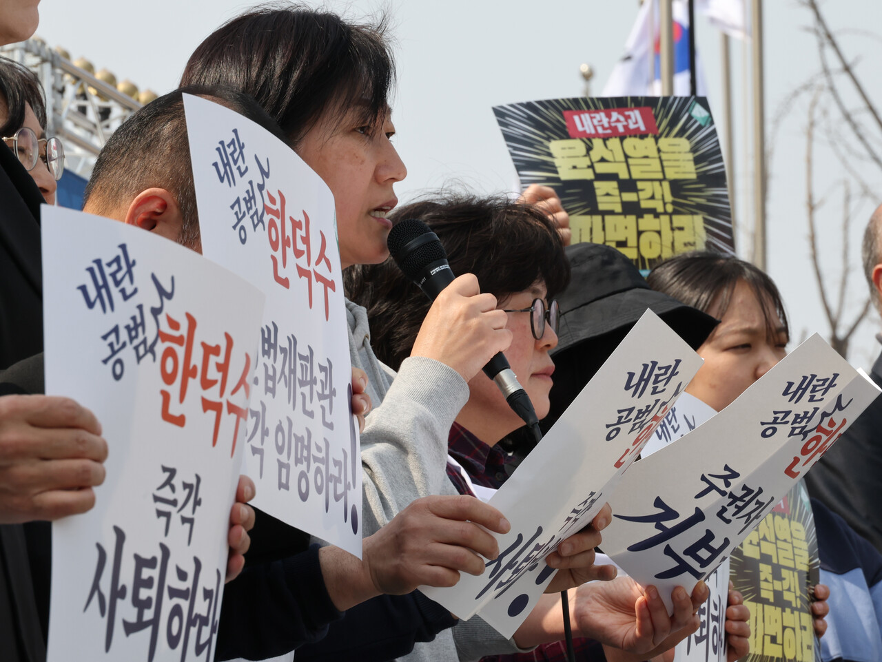 윤석열즉각퇴진·사회대개혁 비상행동이 24일 서울 종로구 광화문 정부서울청사 앞에서 한덕수 권한대행 탄핵심판 결과에 대한 입장 발표 기자회견을 하고 있다. 2025.03.24./뉴시스