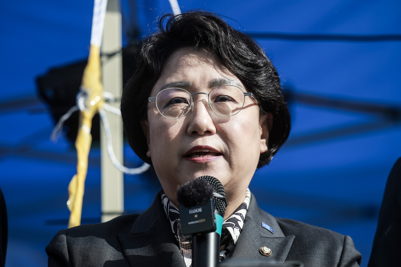 김선민 조국혁신당 대표 권한대행이 26일 서울 종로구 광화문 고궁박물관 앞 조국혁신당 천막 당사에서 열린 탄핵을 넘어 더 탄탄한 대한민국으로 위원회(탄탄대로) 회의에서 발언하고 있다./사진=뉴시스