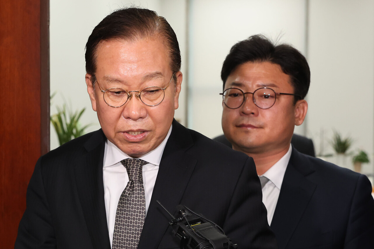 권영세 국민의힘 비상대책위원장이 26일 오후 서울 여의도 국회에서 이재명 더불어민주당 대표의 공직선거법 위반 사건 항소심 무죄 선고 직후 백브리핑을 하고 있다. /사진=뉴시스