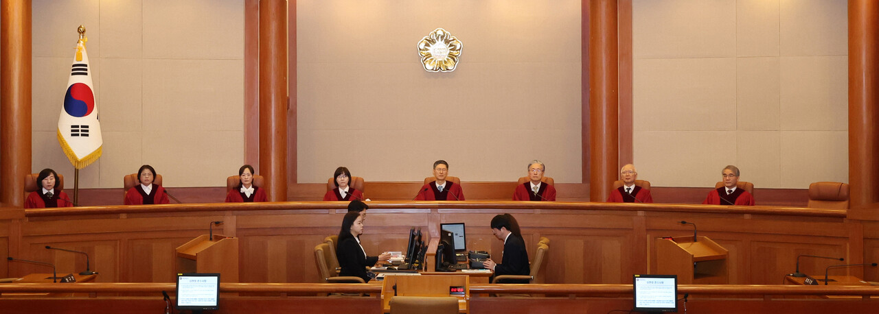 문형배 헌법재판소장 권한대행을 비롯한 헌법재판관들이 27일 서울 종로구 헌법재판소에서 열린 3월 헌법소원 심판 등 일반 사건 선고에 참석하고 있다.(공동취재) 2025.03.27./뉴시스